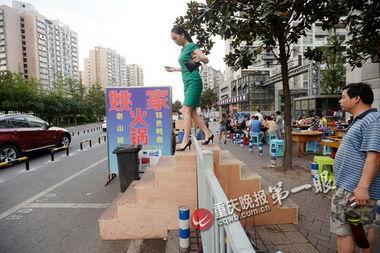 教室护栏吃瓜,揭秘校园里的趣味瞬间  第3张