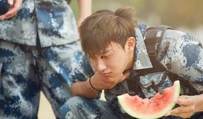 男女拍照吃瓜图片高清,趣味横生画面引网友热议  第2张