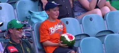 上课吃瓜男孩,吃瓜男孩的趣味瞬间