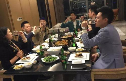 饭局吃瓜文案搞笑,笑料连连，一场舌尖上的欢乐盛宴！