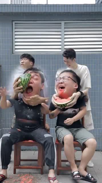 小伙吃瓜吃到自己,小伙吃瓜意外发现自己成瓜王