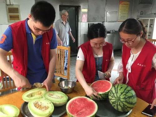 爷爷吃瓜反应,揭秘老一辈的独特趣味