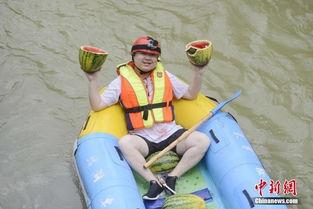 水里吃瓜比赛视频,水中吃瓜大赛欢乐瞬间